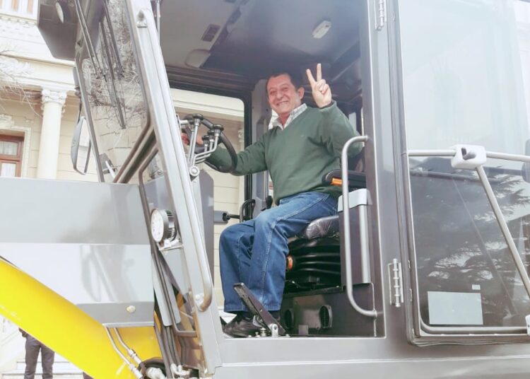 La Comisión Vial recibió una motoniveladora por parte de Municipio