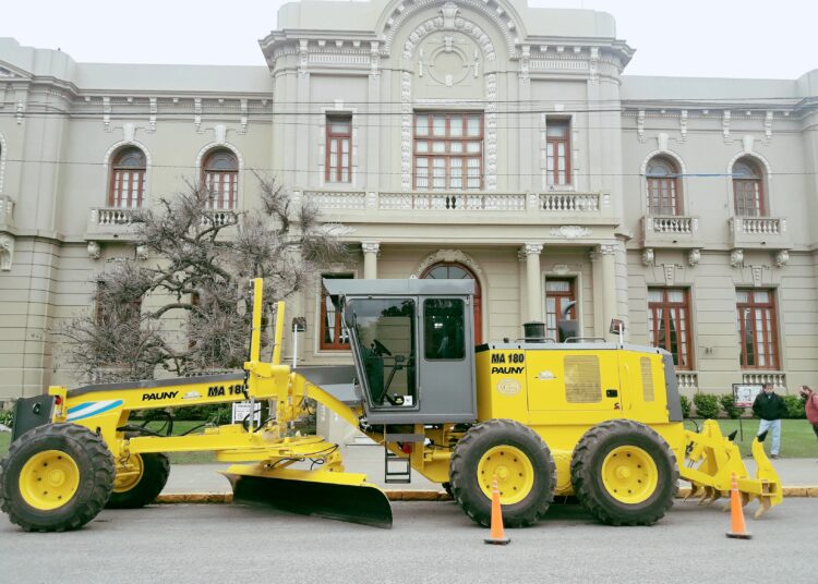 Se presentó la motoniveladora en el Municipio