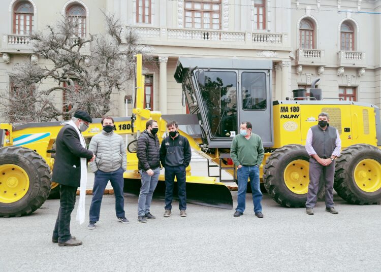 Se presentó la motoniveladora en el Municipio