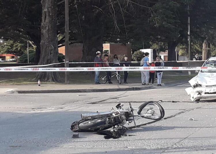 Fuerte accidente entre auto y moto en la Av Juan Manuel de Rosas