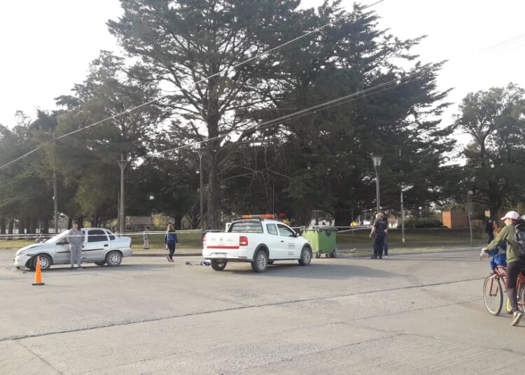 Fuerte accidente entre auto y moto en la Av Juan Manuel de Rosas
