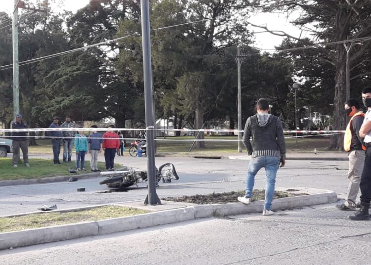 Fuerte accidente entre auto y moto en la Av Juan Manuel de Rosas