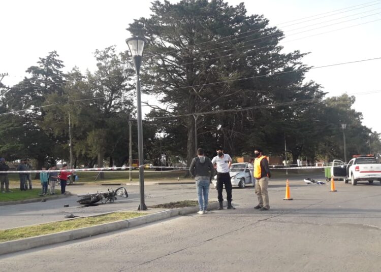 Fuerte accidente entre auto y moto en la Av Juan Manuel de Rosas