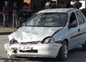 Fuerte accidente entre auto y moto en la Av Juan Manuel de Rosas