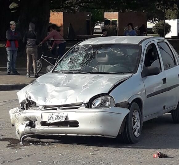 Fuerte accidente entre auto y moto en la Av Juan Manuel de Rosas