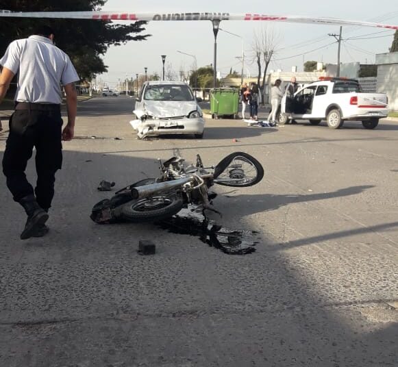 Fuerte accidente entre auto y moto en la Av Juan Manuel de Rosas
