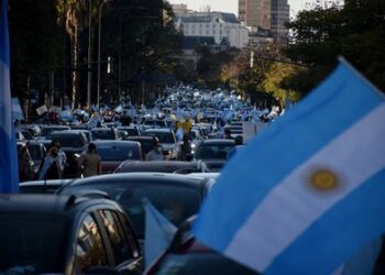 Nuevo banderazo en contra del Gobierno nacional en distintas ciudades del país
