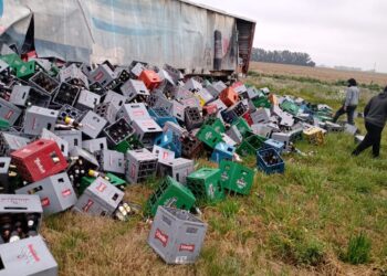 Accidente en Ruta 3: camionero hospitalizado y una importante carga de botellas vacías a la banquina