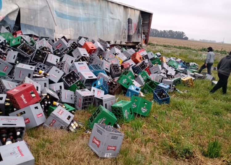 Accidente en Ruta 3: camionero hospitalizado y una importante carga de botellas vacías a la banquina