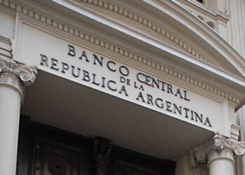 El dólar ahorro y gastos con tarjeta en el exterior pagarán 35% a cuenta del Impuesto a las Ganancias