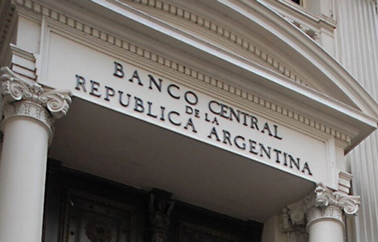 El dólar ahorro y gastos con tarjeta en el exterior pagarán 35% a cuenta del Impuesto a las Ganancias