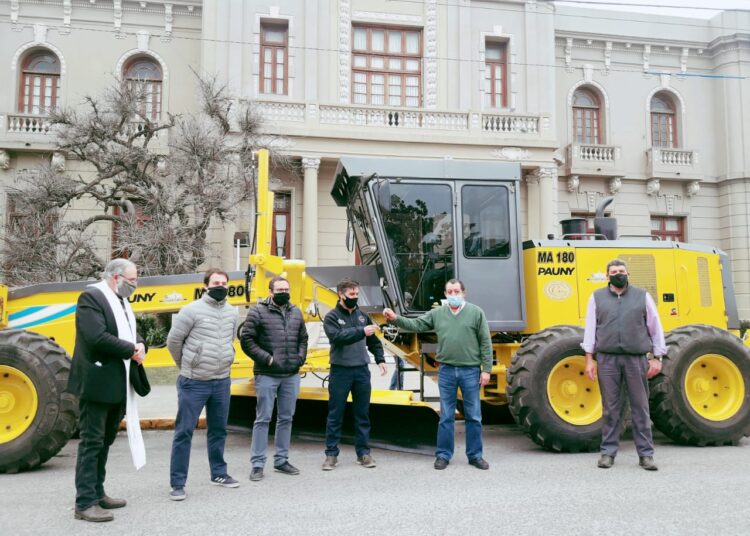 La Comisión Vial recibió una motoniveladora por parte de Municipio
