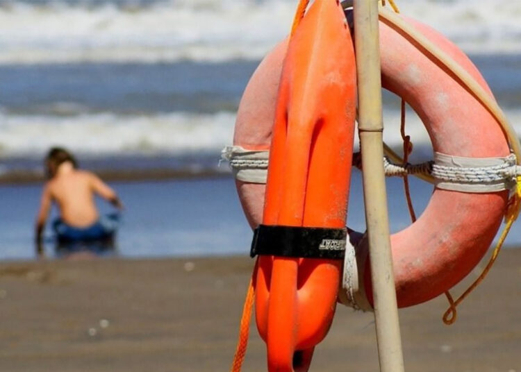 En las playas argentinas, los guardavidas deberán ponerle un barbijo a la víctima en el rescate