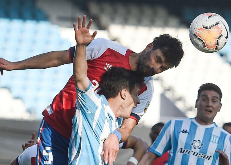 Racing hizo un gran esfuerzo, pero perdió con Nacional en Avellaneda