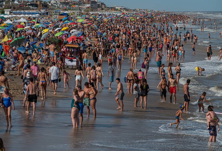 Kicillof analizó con los intendentes cómo serán las próximas vacaciones en la Costa