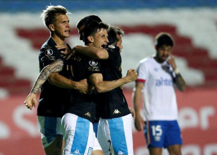 Racing derrotó a Nacional y selló su clasificación a los octavos
