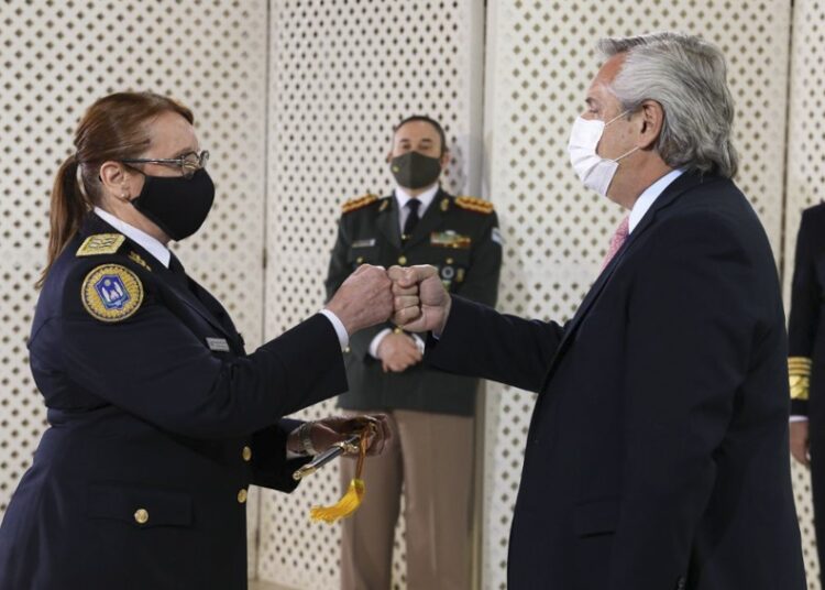 Fernández destacó rol de las fuerzas de seguridad en pandemia y les pidió preservar el Estado de Derecho