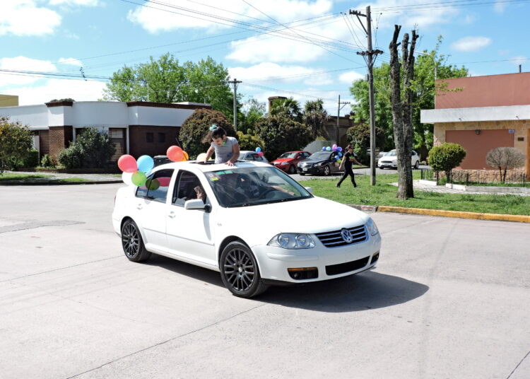 Los padres de los Egresados 2020 del Jardín 901 realizaron una caravana
