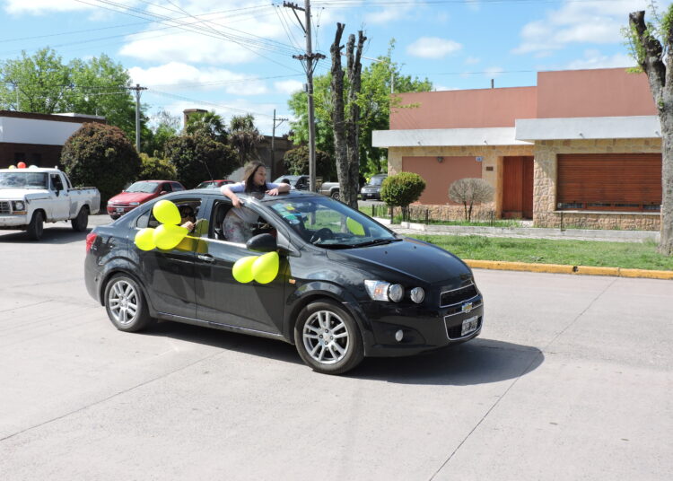 Los padres de los Egresados 2020 del Jardín 901 realizaron una caravana