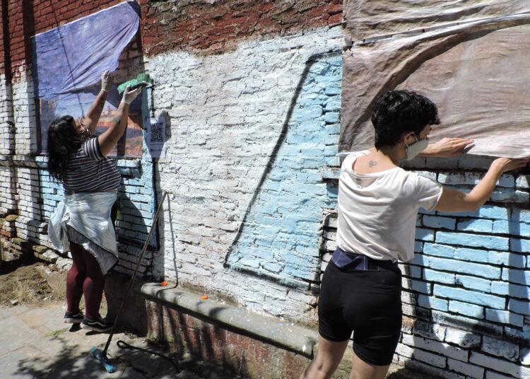 Ubicación en tiempo real, una muestra callejera sobre Sargento Cabral y Brown