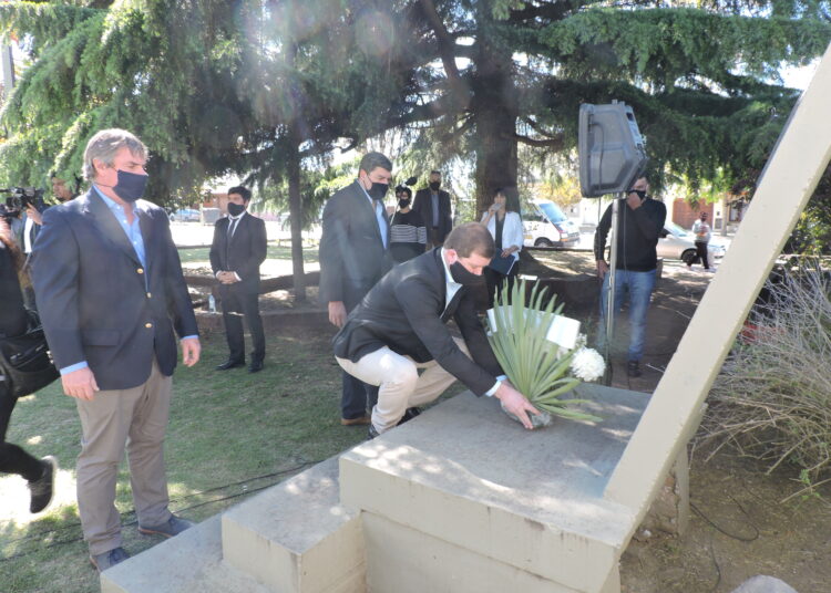 Sin desfile,  ni festejo popular: Benito Juárez conmemoró los 153 años con un sencillo acto