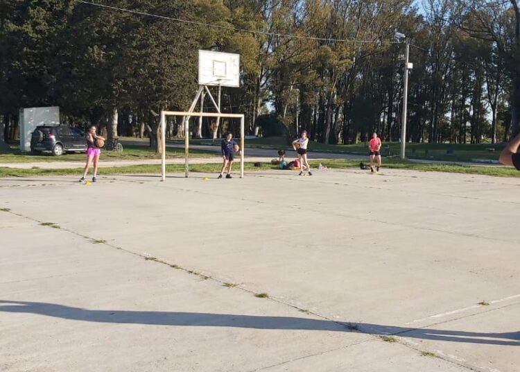 La Escuela Municipal de Básquet Femenino entrenó en el Parque Talglioretti