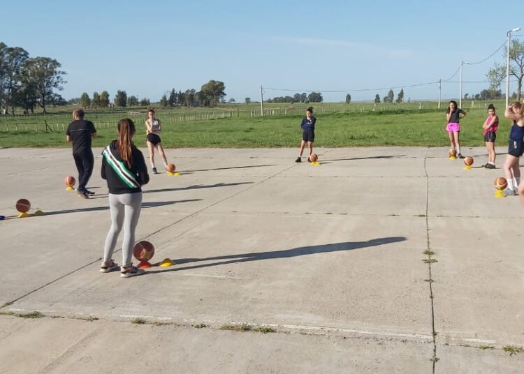 La Escuela Municipal de Básquet Femenino entrenó en el Parque Talglioretti