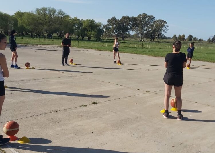 La Escuela Municipal de Básquet Femenino entrenó en el Parque Talglioretti
