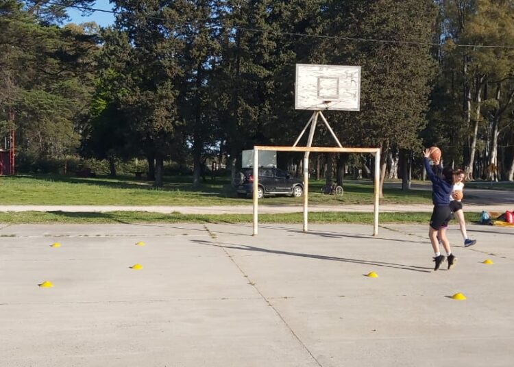 La Escuela Municipal de Básquet Femenino entrenó en el Parque Talglioretti