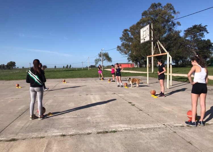 La Escuela Municipal de Básquet Femenino entrenó en el Parque Talglioretti