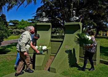 Día de la Lealtad se colocó una ofrenda en el busto de Perón y Evita