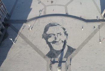 Mar del Plata: intentan restaurar el piso de la rambla tras una pintada de la cara de Néstor Kirchner y analizan impulsar una denuncia