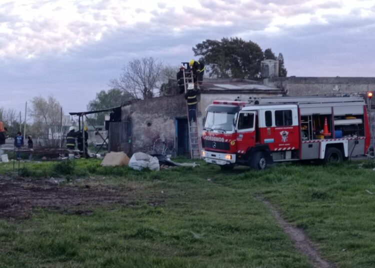Los Bomberos Juarenses apagaron incendio en un galpón