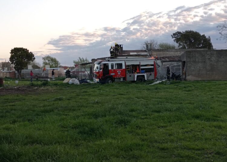 Los Bomberos Juarenses apagaron incendio en un galpón