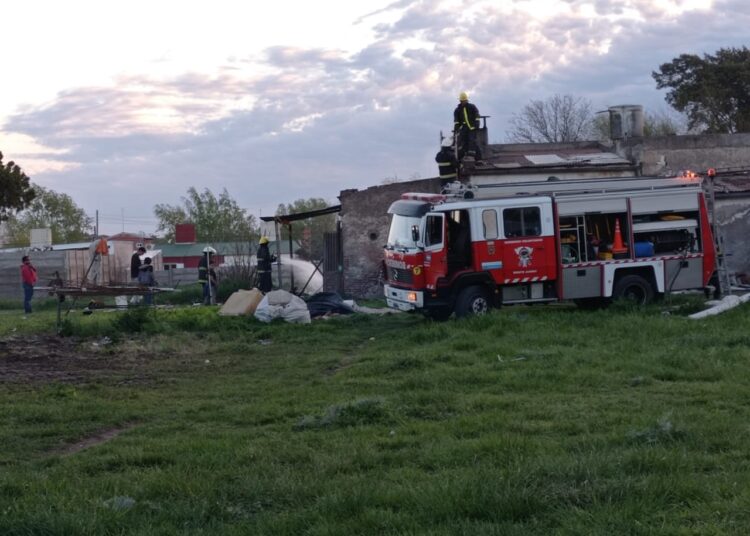 Los Bomberos Juarenses apagaron incendio en un galpón