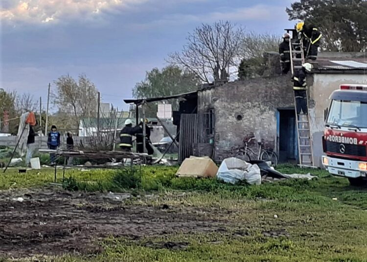 Los Bomberos Juarenses apagaron incendio en un galpón