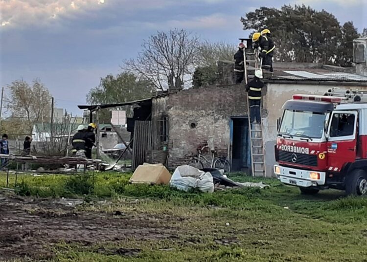 Los Bomberos Juarenses apagaron incendio en un galpón