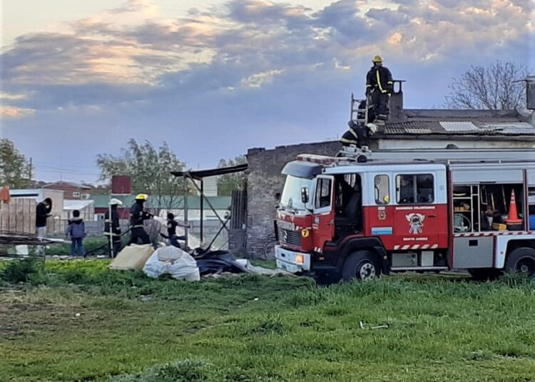 Los Bomberos Juarenses apagaron incendio en un galpón
