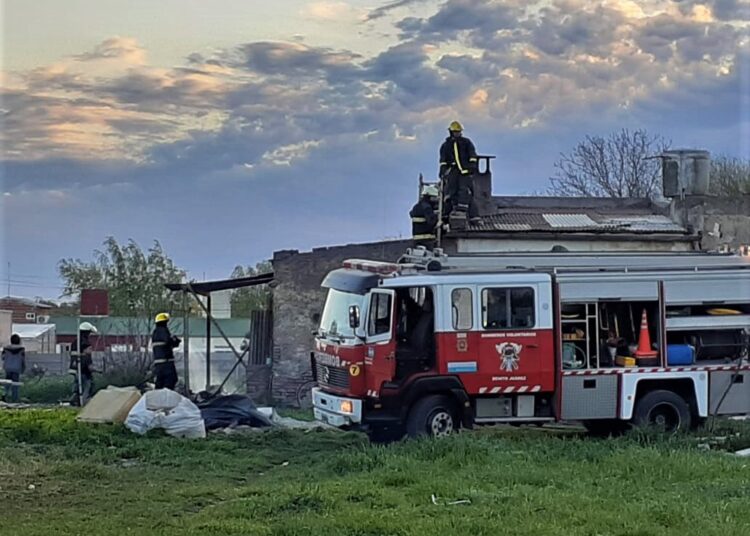 Los Bomberos Juarenses apagaron incendio en un galpón