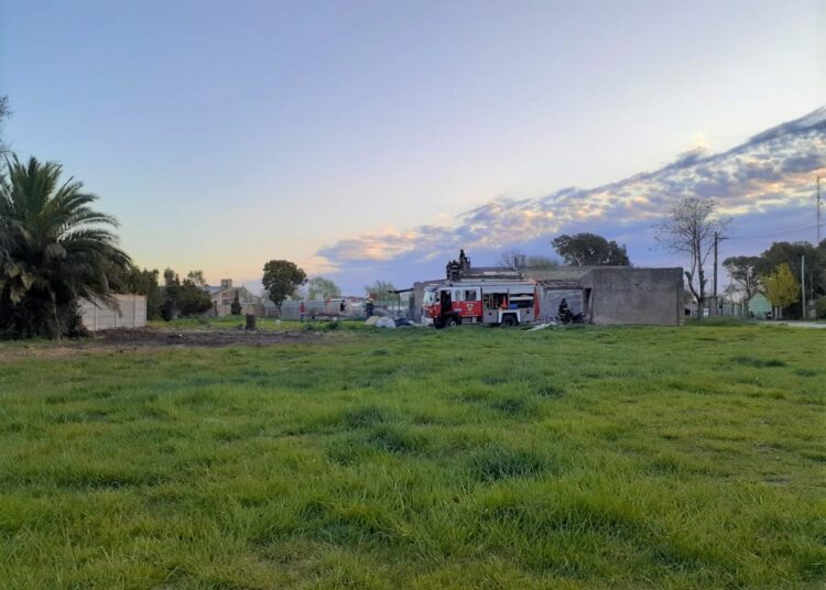 Los Bomberos Juarenses apagaron incendio en un galpón