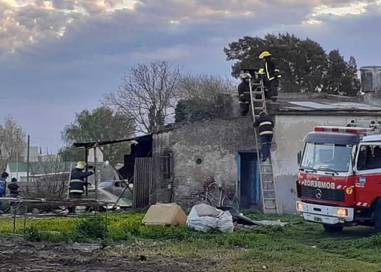 Los Bomberos Juarenses apagaron incendio en un galpón