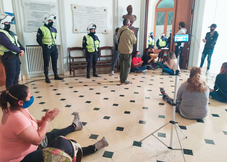 Tensión en Olavarría: manifestantes ingresaron a la municipalidad y piden por Galli