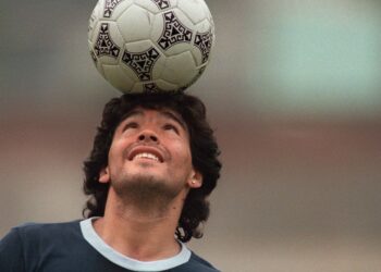 Maradona, un Dios frente al espejo