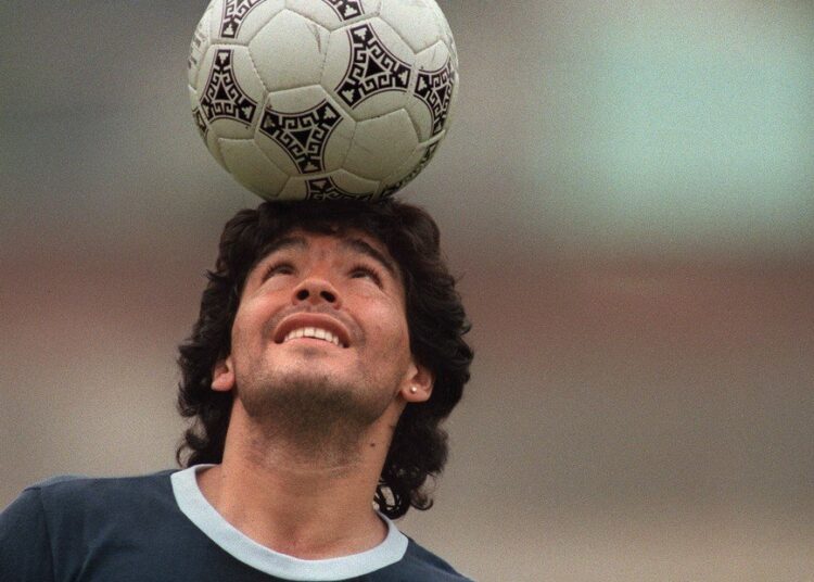 Maradona, un Dios frente al espejo