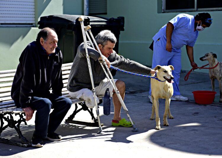 Terapia asistida por perros en el Hogar de Ancianos Municipal “Cayetano Zibecchi”