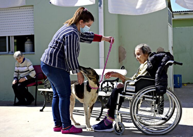 Terapia asistida por perros en el Hogar de Ancianos Municipal “Cayetano Zibecchi”