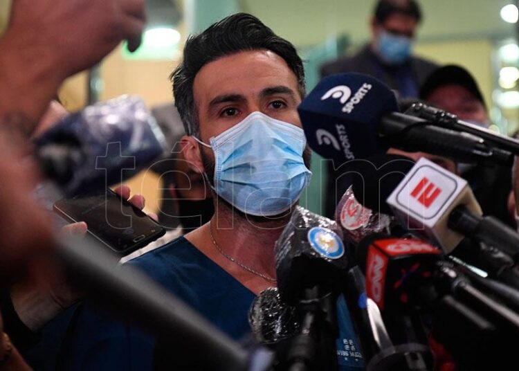 «Se eliminó el hematoma exitosamente», confirmó el médico Luque tras operar a Maradona