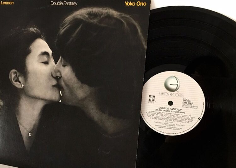 Subastan el disco que John Lennon le autografió a su asesino horas antes de morir