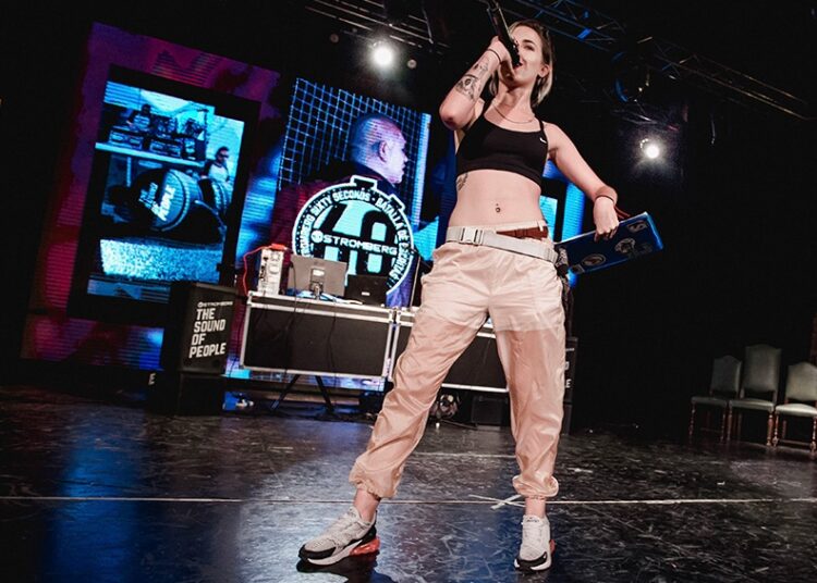 Por la TV Pública y con una mujer como «host», se viene la Red Bull Batalla de los Gallos Argentina