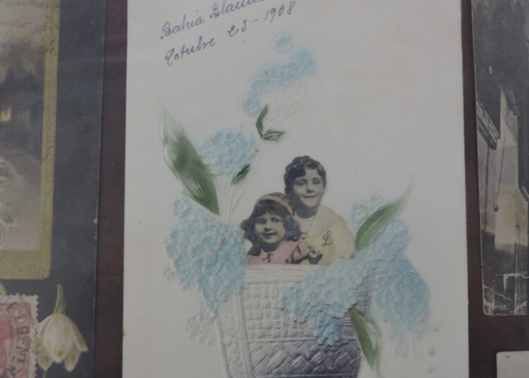 «Tengo cerca de 3000 tarjetas de salutaciones, la primera data de 1898»